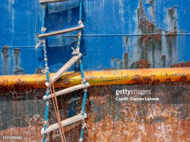 a ship's rope ladder - scala di corda foto e immagini stock