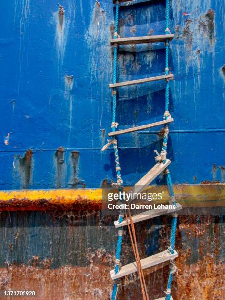 a ship's rope ladder - vertical - scala di corda foto e immagini stock