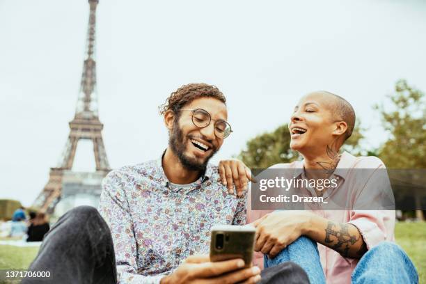 interrassisches paar, das in der nebensaison reist - herbst-städtereise in paris - paris millenials stock-fotos und bilder