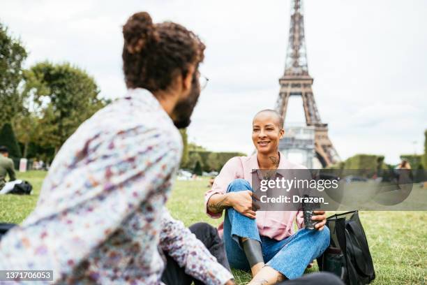 multiethnisches paar, das in der nebensaison reist - städtereise im herbst in paris - nordafrikanischer abstammung stock-fotos und bilder