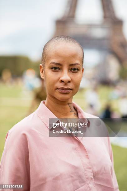 retrato de la mujer moderna de raza mixta en la ciudad - una mujer de mediana edad solamente fotografías e imágenes de stock