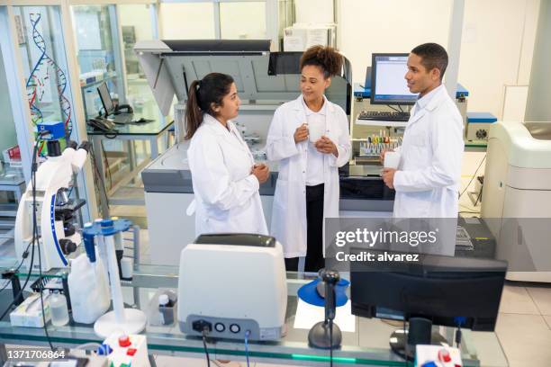 scientist discussing with colleagues - medical laboratory stock pictures, royalty-free photos & images