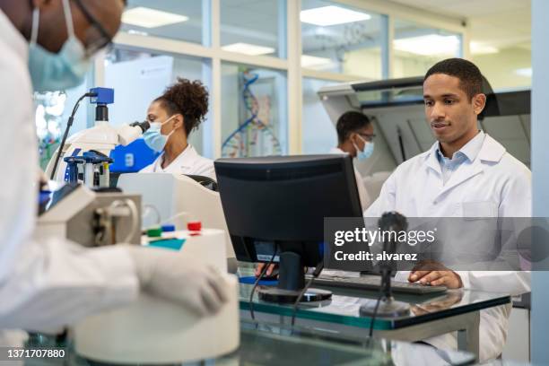 Lab Tech With A Patient Male Medical Lab Technician Photos and Premium High Res Pictures ...