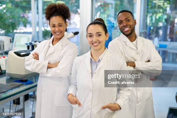retrato de tres científicos juntos en el laboratorio - bata de laboratorio fotografías e imágenes de stock