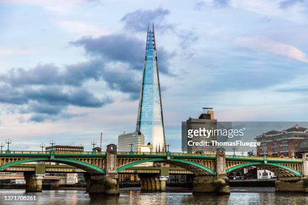 london cityscape with the shard skyscraper - stadtsilhouette stock pictures, royalty-free photos & images
