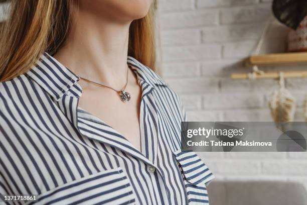 gemstone pendant on the neck of a young woman close-up. - pendant - fotografias e filmes do acervo