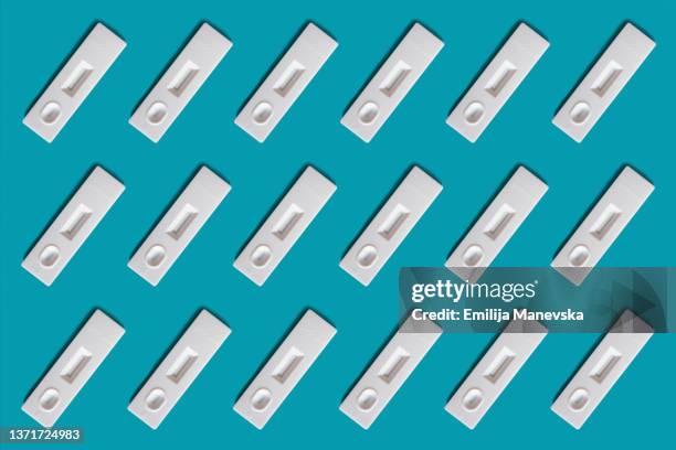 rapid test device for covid-19. self testing - equipo de autodiagnóstico fotografías e imágenes de stock
