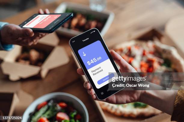 friends splitting bill via mobile payment on smart phone for food delivery - 分 個照片及圖片檔