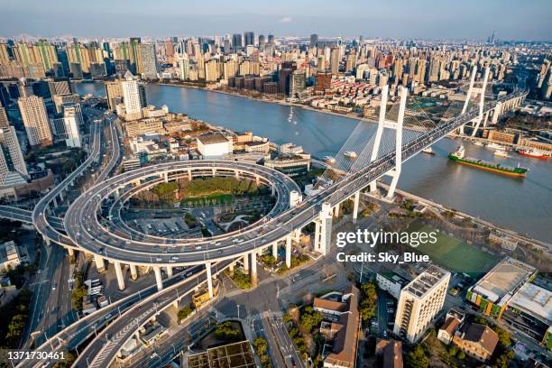 nanpu-brücke und hochstraßen, shanghai - huangpu fluss stock-fotos und bilder