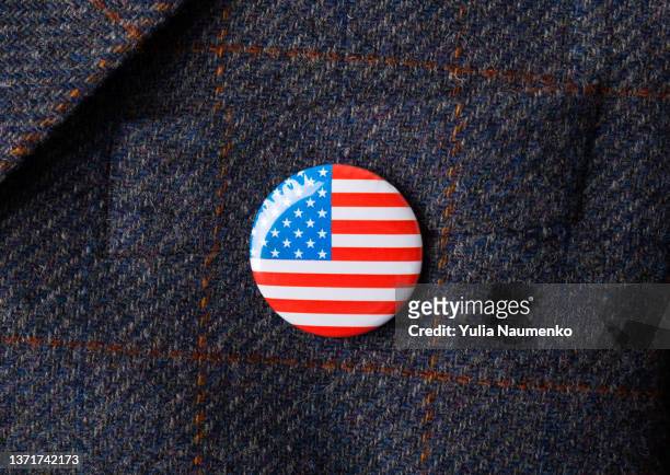 usa flag pin badge. copy space. - presidential election stockfoto's en -beelden