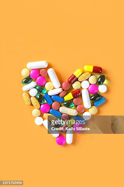 for the love of pills - heart pill stockfoto's en -beelden
