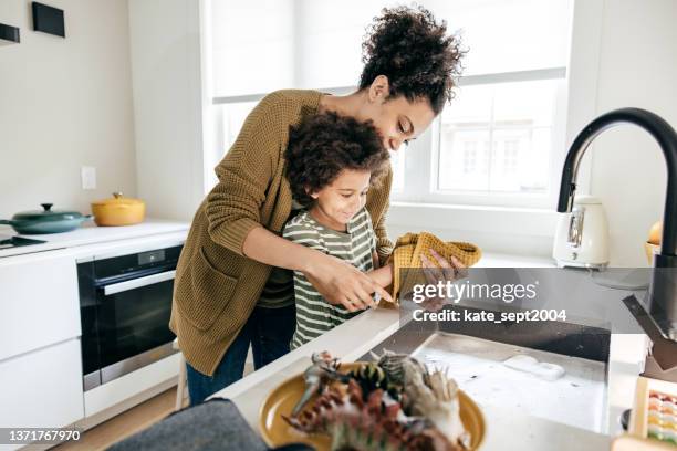 mom teaching a kid about sustainable living. - theedoek stockfoto's en -beelden