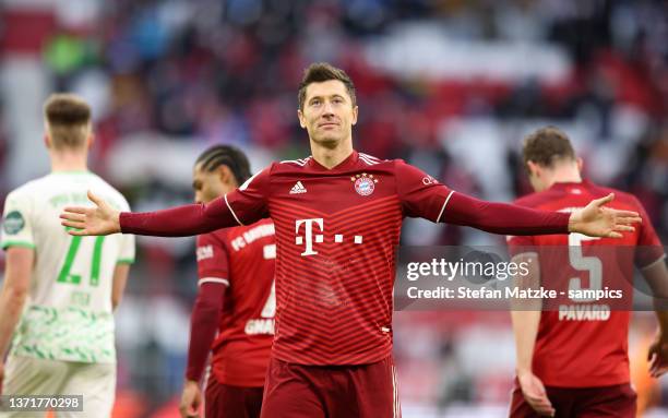 Robert Lewandowski of Bayern Muenchen celebrates as he scores the goal 3:1 during the Bundesliga match between FC Bayern München and SpVgg Greuther...