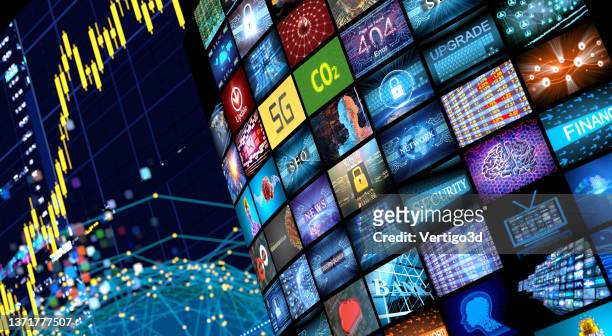 medienkonzept mehrere fernsehbildschirme - smart tv stock-fotos und bilder