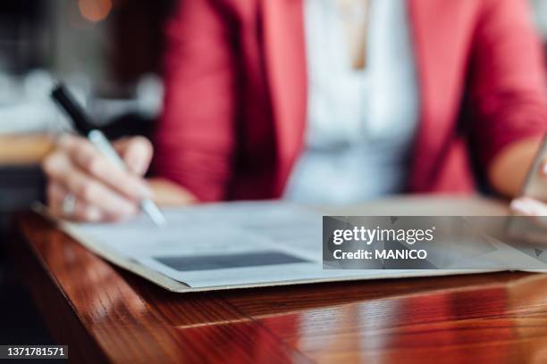 document on a table in a cafe - release stockfoto's en -beelden