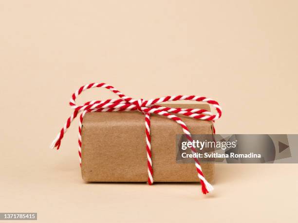 gift box wrapped in craft paper - lazo cuerda fotografías e imágenes de stock