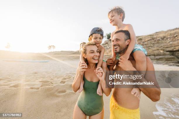 vier von uns am strand - familie stock-fotos und bilder