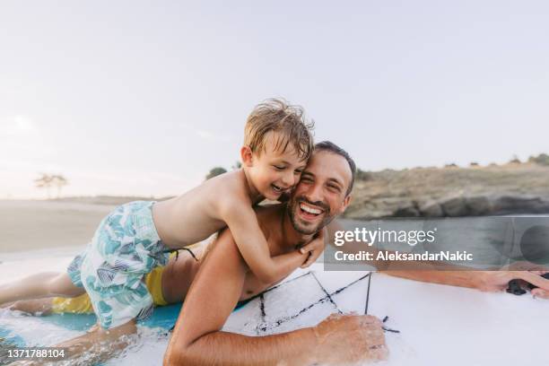 partners for fun adventures - surf stockfoto's en -beelden