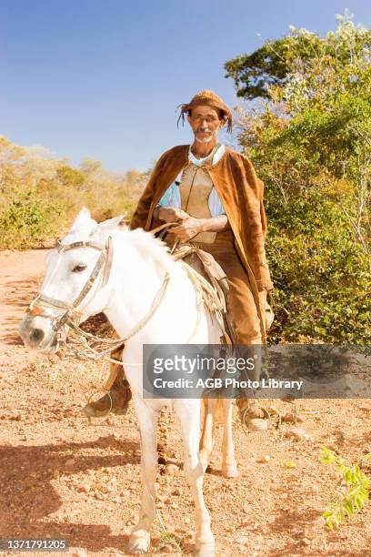 Vaqueiro em armadura de couro. Sertanejo e sua vestimenta sobre cavalo. Cowboy in Armor of Leather. Cristino Castro - Japecanga. Piauí. Brazil.