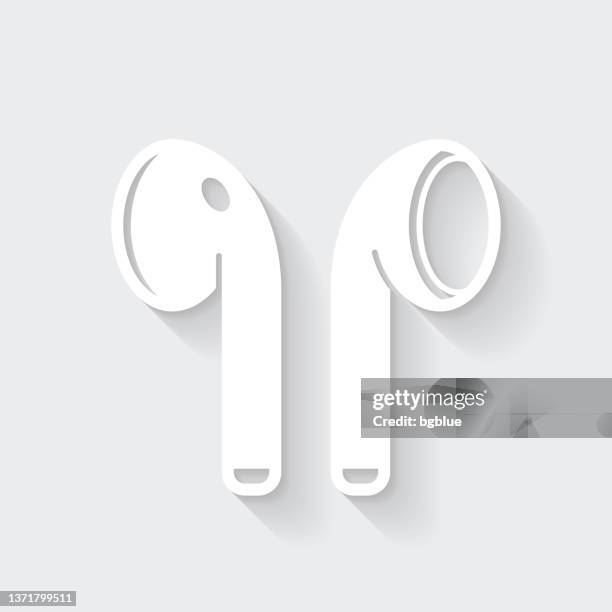 kabellose ohrhörer. icon mit langem schatten auf leerem hintergrund - flat design - in ear headphones stock-grafiken, -clipart, -cartoons und -symbole
