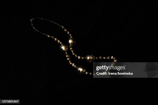 necklace - gold chain stockfoto's en -beelden