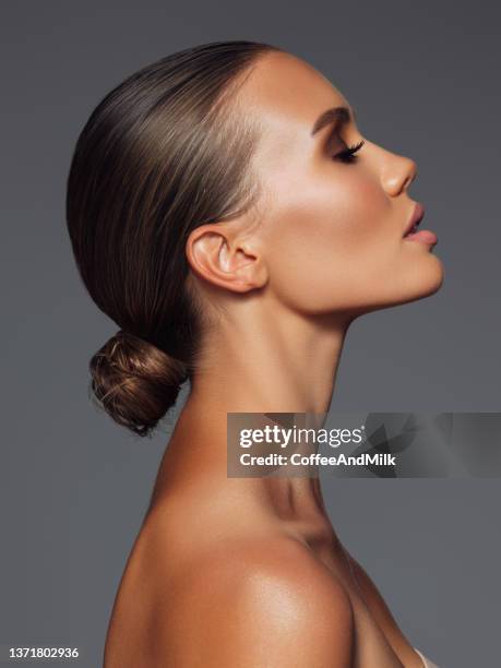 belle femme émotionnelle avec un maquillage parfait - mannequin visage photos et images de collection