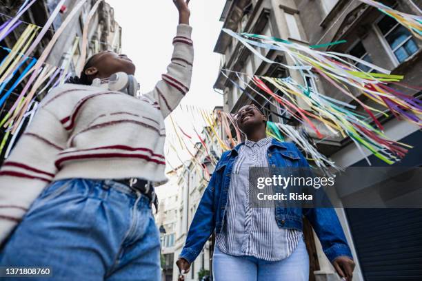 exploring the city - parade watchers stock pictures, royalty-free photos & images