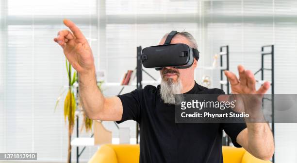 senior man in vr goggle attenting virtual training - best play presentation stockfoto's en -beelden