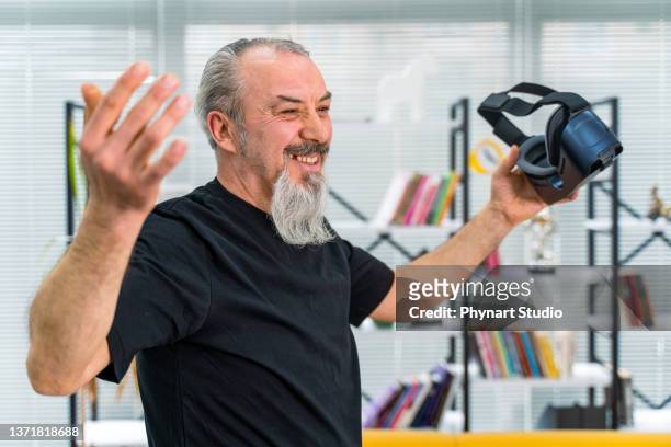 senior man in vr goggle attenting virtual training - virtual reality simulator presentation stockfoto's en -beelden