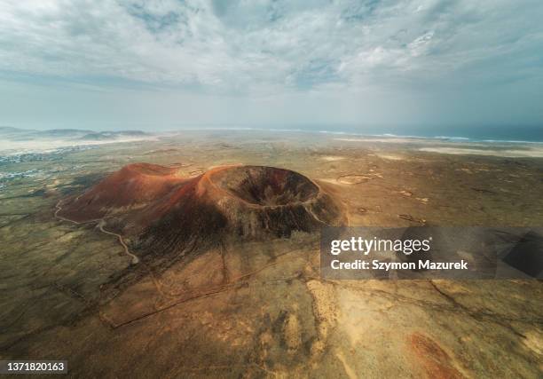 volcán calderón hondo en fuerteventura españa dron aéreo bajo cielo nublado - fuerteventura fotografías e imágenes de stock