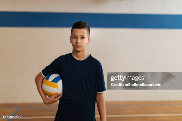 boy with a volleyball - high school volleyball 個照片及圖片檔