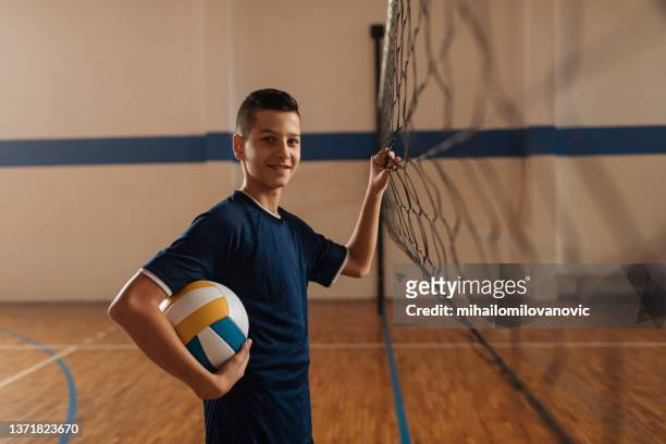 chico en formación - juego de vóleibol fotografías e imágenes de stock