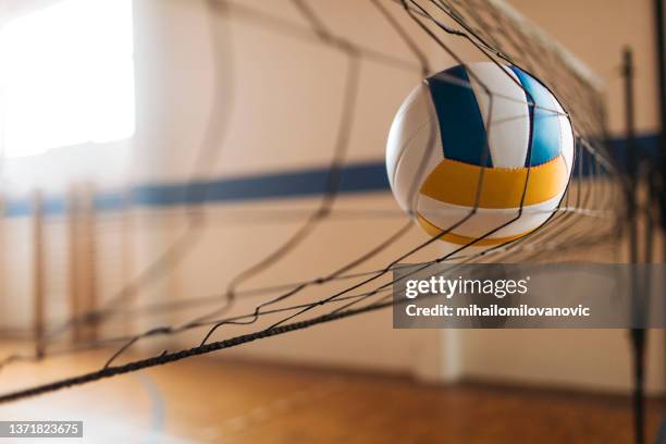 mauvais coup - volleyball player photos et images de collection