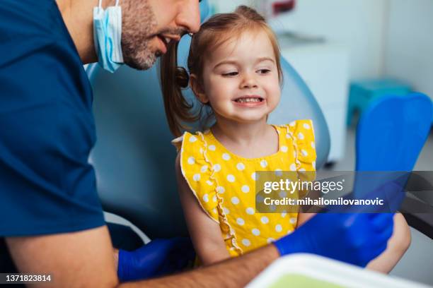 vediamoli tutti - dentista bambini foto e immagini stock