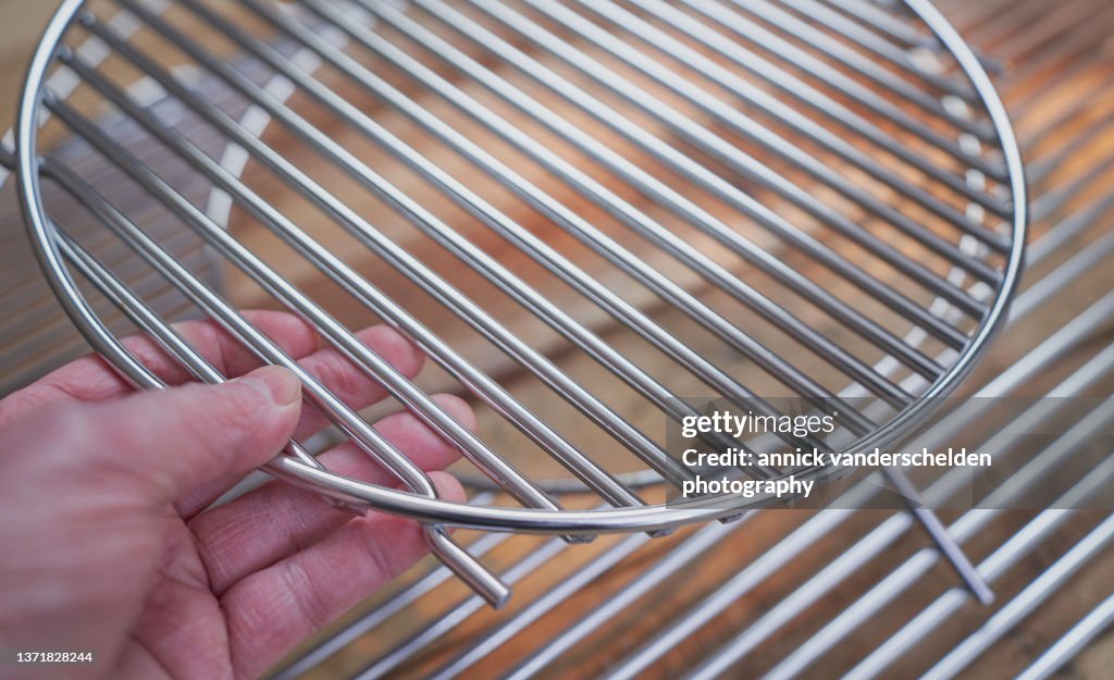 Barbecue cooking grate