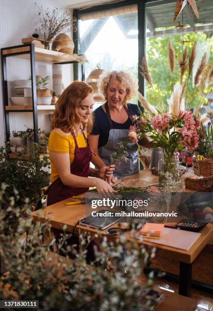 sharing their passion for flower arrangements - family business generations imagens e fotografias de stock