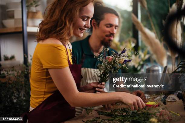 hacer nuevos arreglos florales - florista fotografías e imágenes de stock