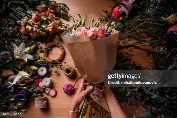 un bel bouquet di fiori - floral decoration foto e immagini stock