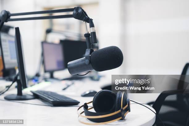 radio station live room - radio station stockfoto's en -beelden