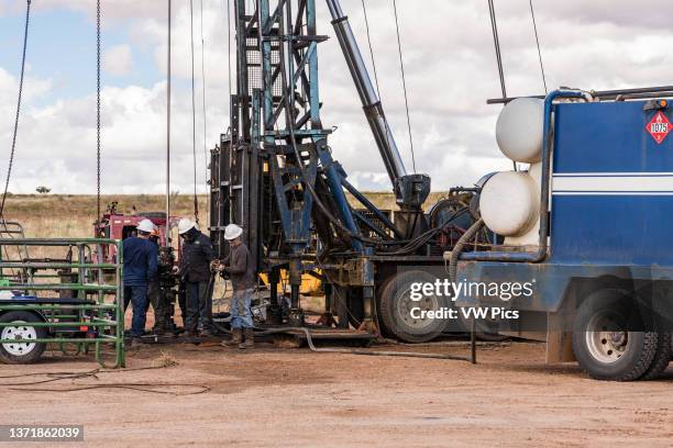 Work Over Rig Workers 76 Workover Rig Photos & High Res Pictures - Getty Images
