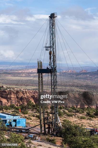 Derrickhand 106 Workover Stock Photos, High-Res Pictures, and Images - Getty Images