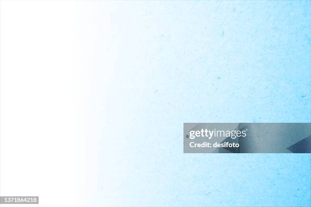 illustrations, cliparts, dessins animés et icônes de bleu ciel vif et clair et blanc délavé couleur ombre rustique et maculé peint plâtre mur texturé blanc vide fond vectoriel horizontal avec un léger blanc vers le bord gauche - two tone