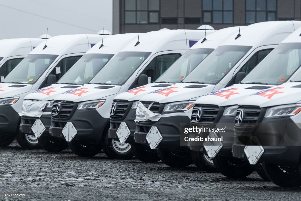 Fedex Mercedesbenz Sprinter Vans High-Res Stock Photo - Getty Images