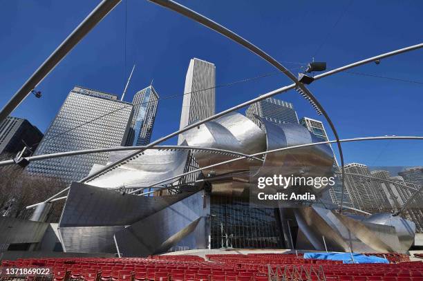 United States, Illinois, Chicago: in the center of Millennium Park, the Jay Pritzker Pavilion, a huge bandshell designed by architect Frank Gehry,...