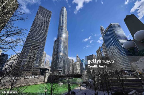 United States, Illinois, Chicago: on the left, the Marina City towers, two residential buildings , 587 foot and 65 story twin corncob shaped...