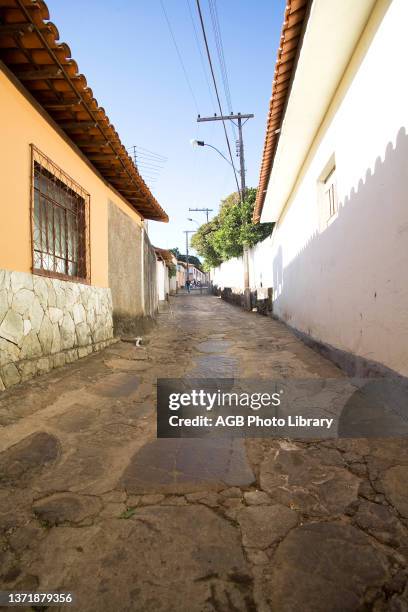 Um dos becos da região central da cidade de Datas. Com pavimento original. Próximo ao Largo da Igreja Matriz. Rua. Viela. Colonial. Alleys. Central...