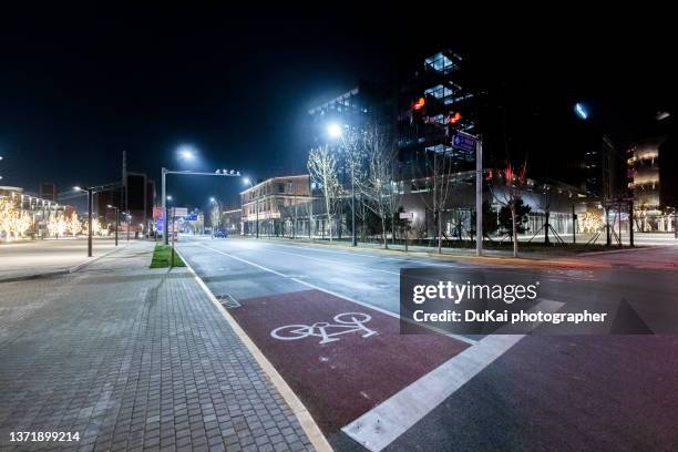 empty road in beijing at night - traffic light empty road stock pictures, royalty-free photos & images