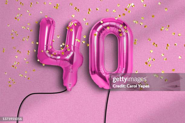 number 40  foil pink ballon in gold background with confetti - silver balloon imagens e fotografias de stock