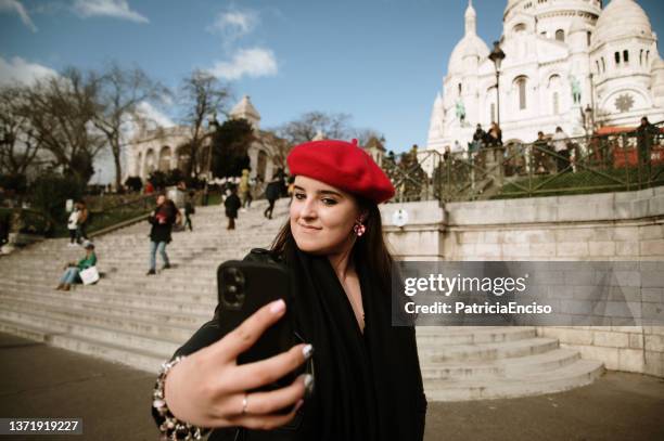 une jeune femme prend un selfie à la basilique du sacré-cœur à paris - béret photos et images de collection