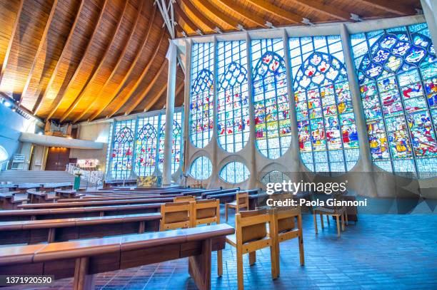 interior de la iglesia de sainte jeanne d'arc en el centro de rouen, normandía. - rouen fotografías e imágenes de stock
